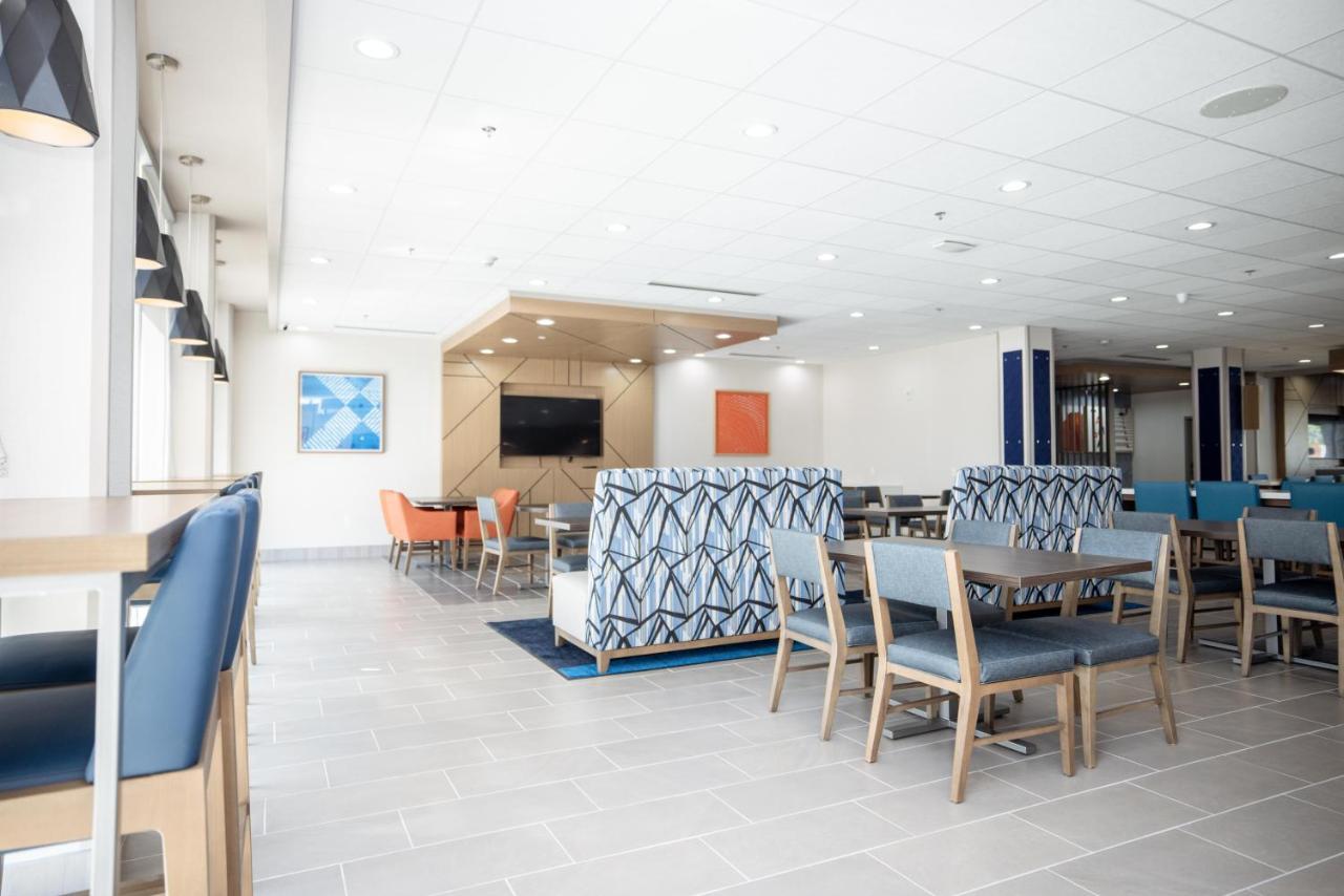 Holiday Inn Express & Suites Tampa Stadium - Airport Area By Ihg Exterior photo