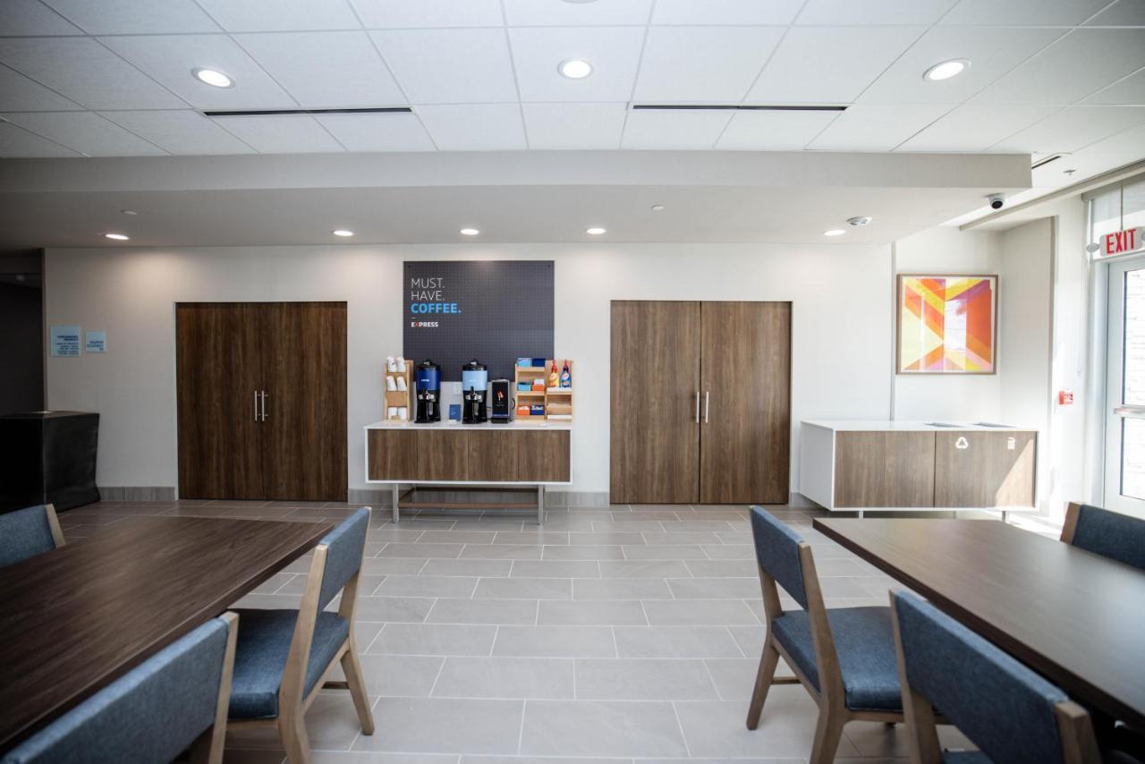 Holiday Inn Express & Suites Tampa Stadium - Airport Area By Ihg Exterior photo