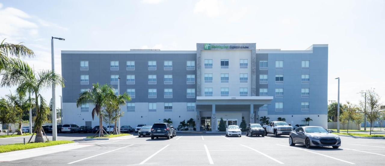 Holiday Inn Express & Suites Tampa Stadium - Airport Area By Ihg Exterior photo
