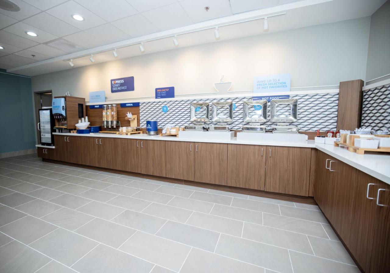 Holiday Inn Express & Suites Tampa Stadium - Airport Area By Ihg Exterior photo