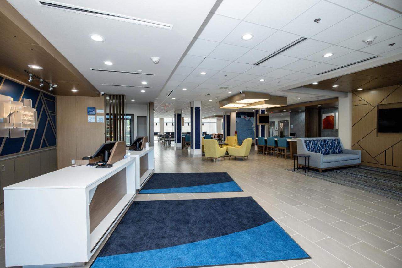 Holiday Inn Express & Suites Tampa Stadium - Airport Area By Ihg Exterior photo