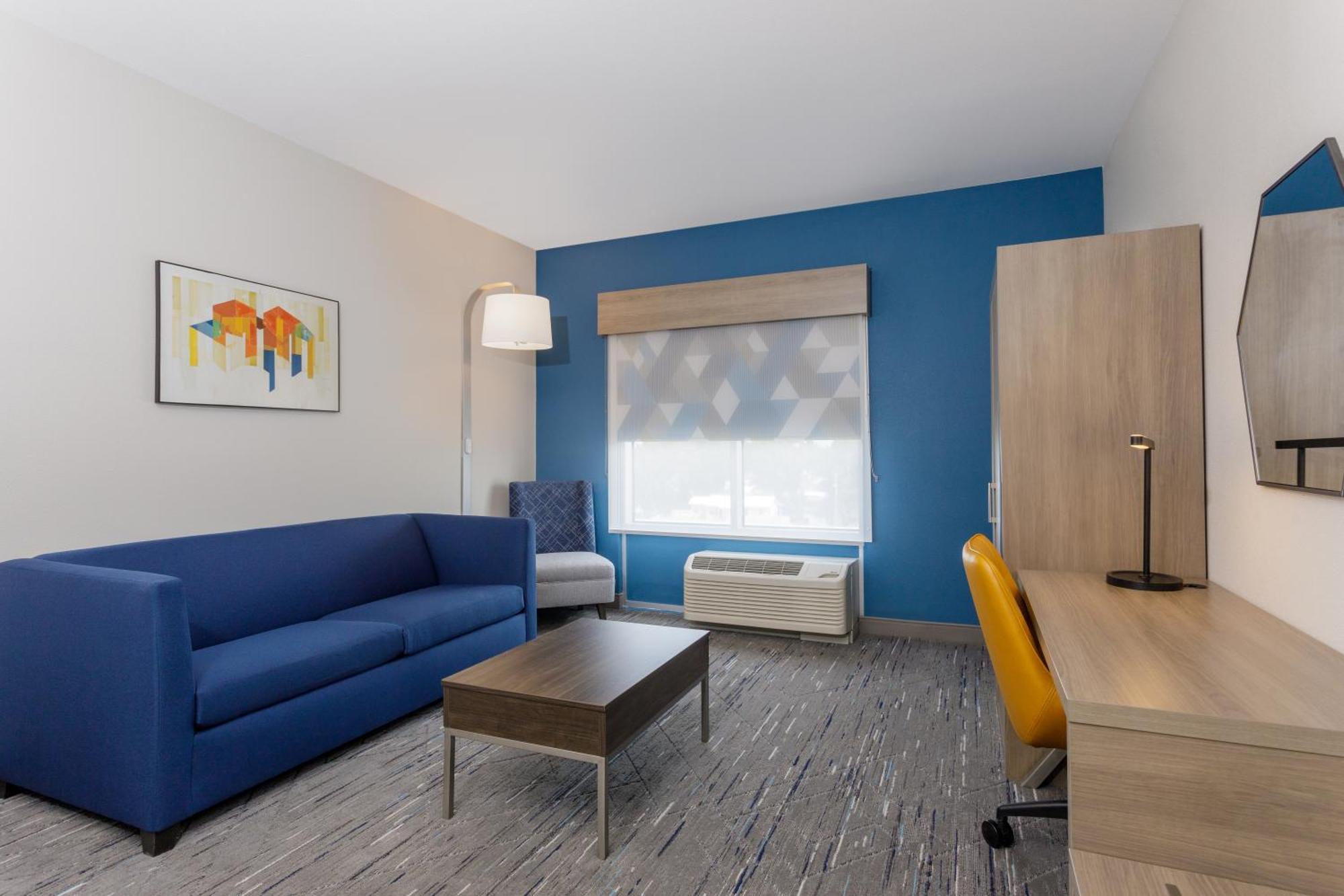 Holiday Inn Express & Suites Tampa Stadium - Airport Area By Ihg Exterior photo