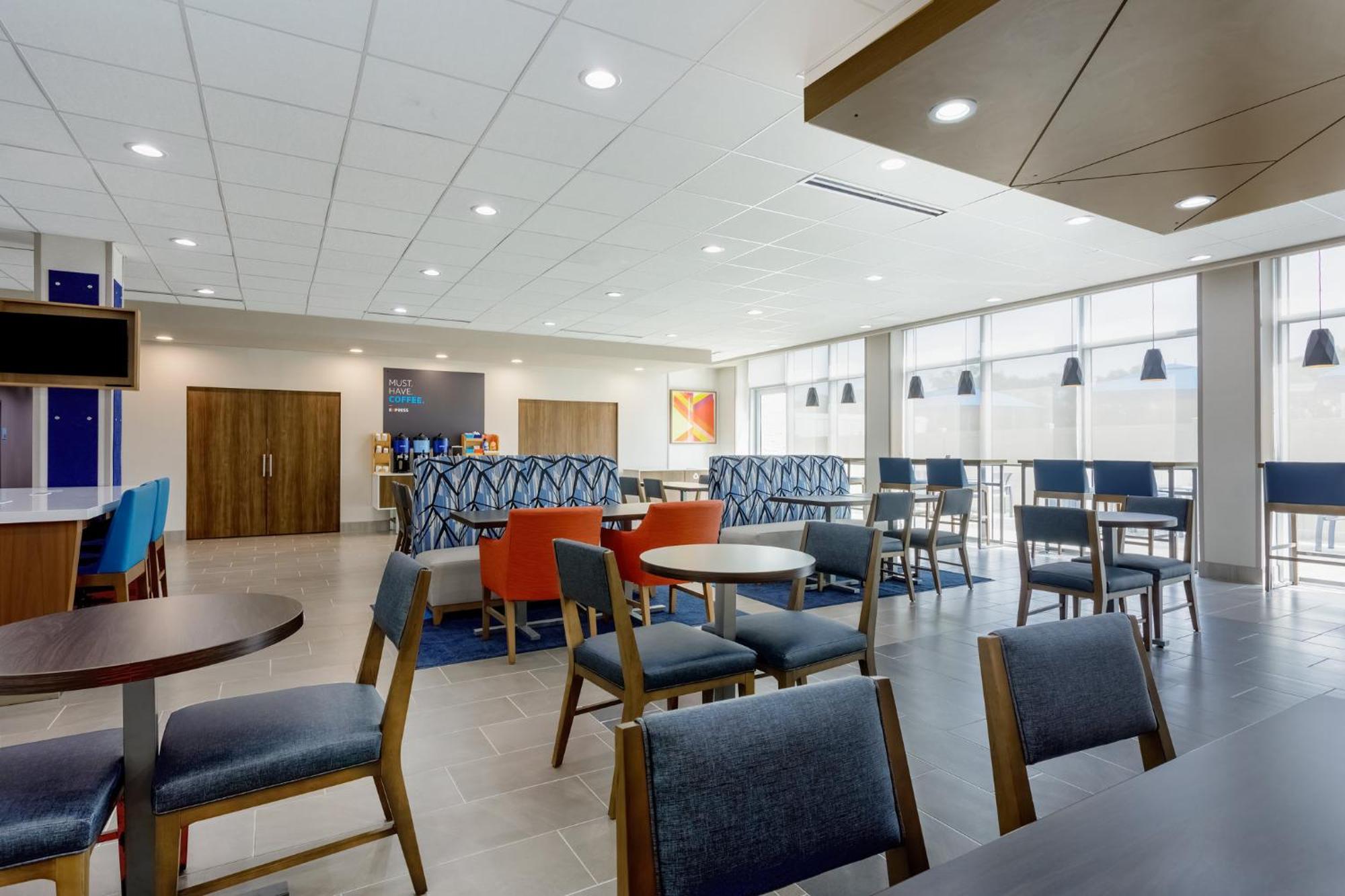 Holiday Inn Express & Suites Tampa Stadium - Airport Area By Ihg Exterior photo
