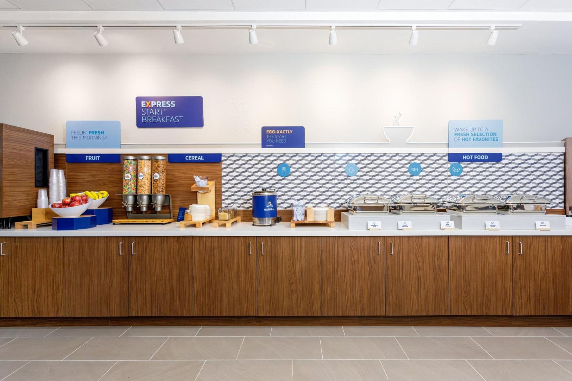 Holiday Inn Express & Suites Tampa Stadium - Airport Area By Ihg Exterior photo