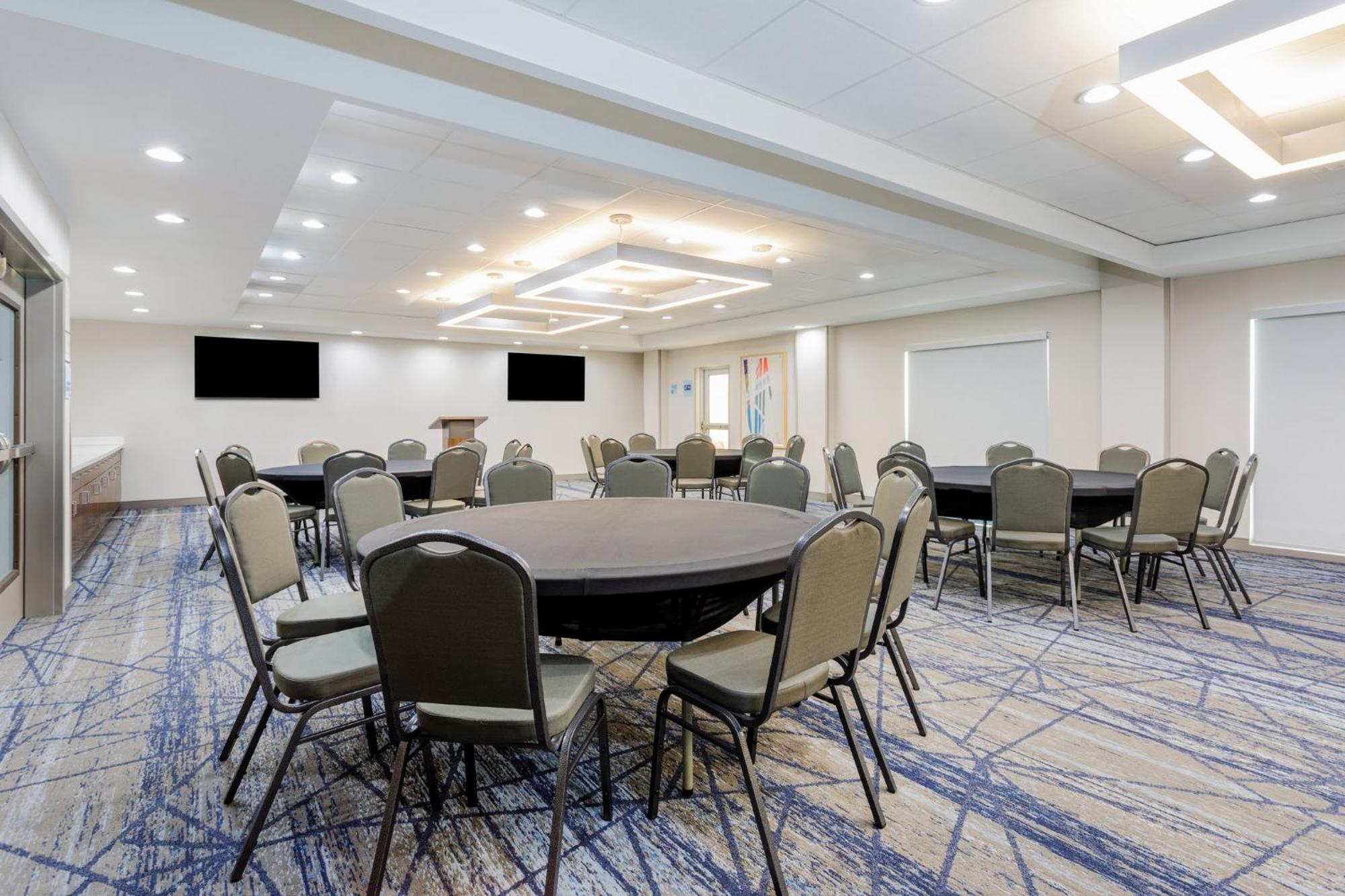 Holiday Inn Express & Suites Tampa Stadium - Airport Area By Ihg Exterior photo