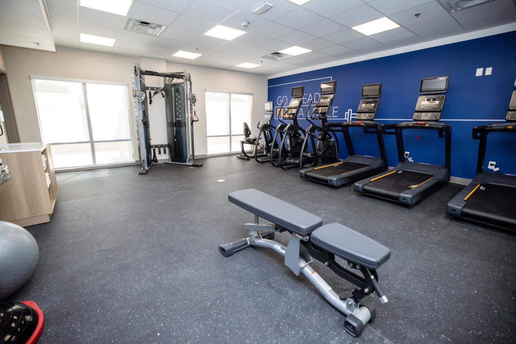 Holiday Inn Express & Suites Tampa Stadium - Airport Area By Ihg Exterior photo