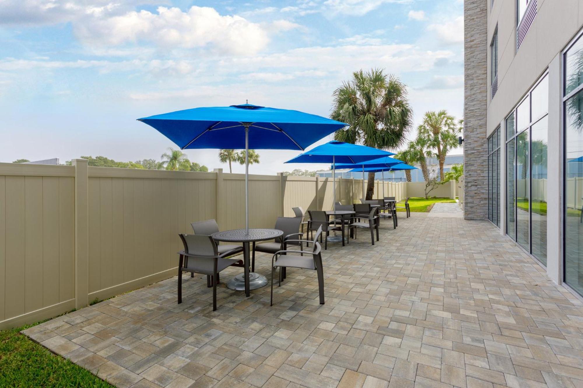 Holiday Inn Express & Suites Tampa Stadium - Airport Area By Ihg Exterior photo