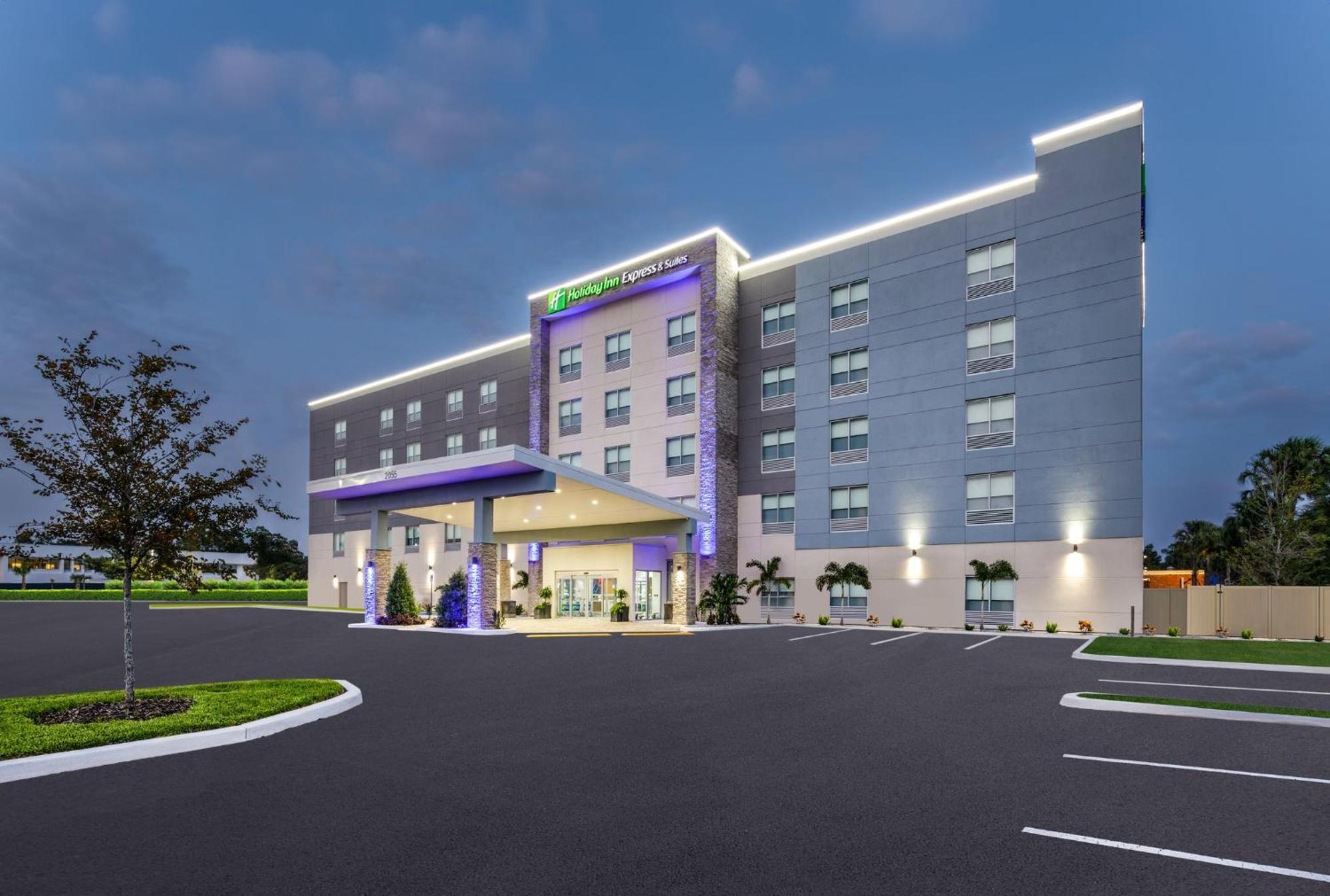 Holiday Inn Express & Suites Tampa Stadium - Airport Area By Ihg Exterior photo