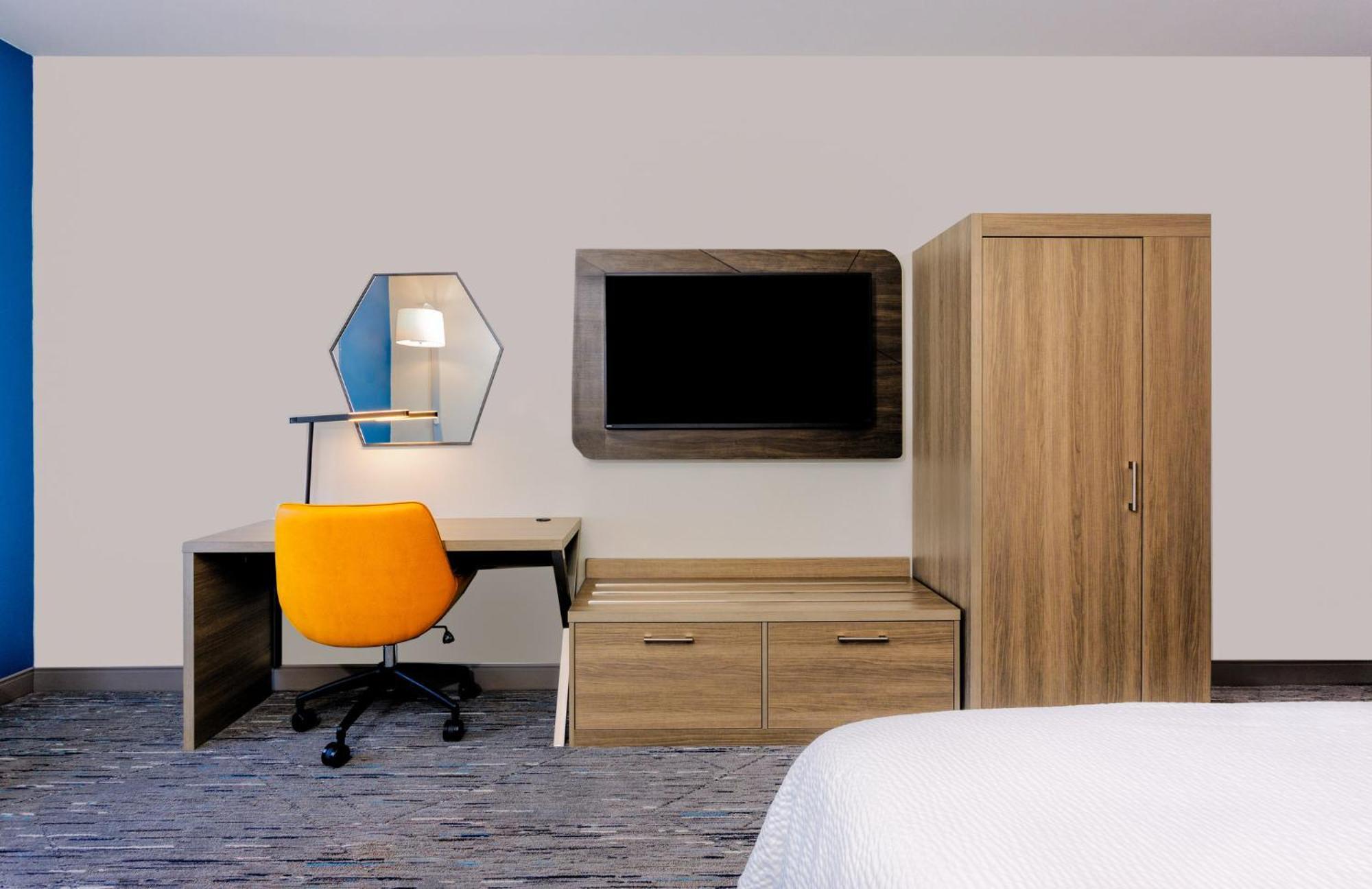 Holiday Inn Express & Suites Tampa Stadium - Airport Area By Ihg Exterior photo